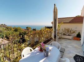 Charmant studio rénové avec terrasse, climatisation et WiFi gratuit - FR-1-196-166, hotel i Menton