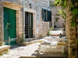 Picturesque Stonehouse in a Knockout Location