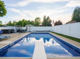 Heated Pool & Hot Tub - Family Retreat at Lake CDA, hotel a Coeur d'Alene