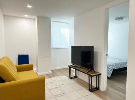 Stylish 2BR - EWR, Stadium & NYC, hotel v destinaci Newark