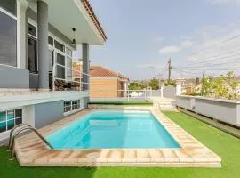 SPECTACULAR VILLA PARKiNG POWERFUl WiFi SEAViEW