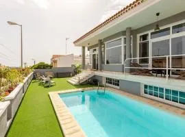 SPECTACULAR VILLA PARKiNG POWERFUl WiFi SEAViEW