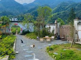 Nature Cure Village Lodge-婺源自在舍, hotel com estacionamento em Wuyuan