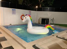 Love birds Abbie's Private Pool Villa 2 pax, hotel a Bukit Mertajam