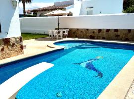 Chalet con piscina privada cerca del mar, chalé em Cala'n Bosch