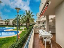 Las Arenas Bajo frente a la piscina ALBERT VILLAS