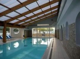 Bungalow accueillant à Saint-Jean-de-Monts avec piscine, Hotel in Saint-Jean-de-Monts