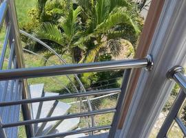Sweethaven in Anse-Ger, 20 min from airport, hotel en Desruisseaux