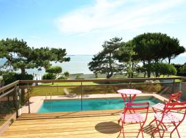 Villa avec piscine chauffée et magnifique vue mer, hotel en Royan