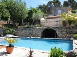 Charming Provencal Mas with pool by Taillades, close to Cavaillon in the Luberon, sleeps 6.
