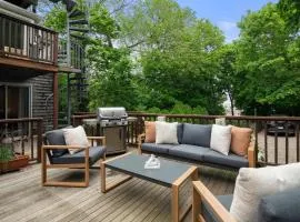 Rare Private Deck Dog Friendly Walk to Harbor