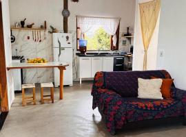 Refúgio do Boto, casa nova em meio a natureza rústica, hotel in Alto Paraíso de Goiás