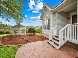 Luxury Mountain Retreat with Main House and Garage Apartment. Perfect for Families, Retreats and Remote Work