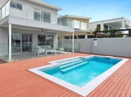 Waterfront Wonderland - Luxury Canal Front Villa w Pool