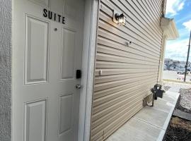 stylish 5-Star Suite 1BD 1 Bath Le Reve Beaumont, hôtel à Nisku