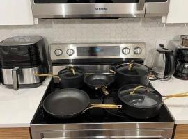 Full Luxury home 4 BD ,AC,sleep 14,BBQ, 2V Garage, ξενοδοχείο σε Nisku