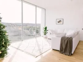 Glass Home with Views, Hot Tub, FREE EV Charging!