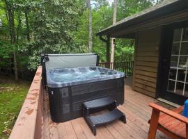 Cozy Nest Cabin at Coosawattee, hotel v destinaci Ellijay
