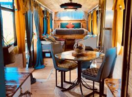 Le Busido, ancien bus de la ville d'Angoulême, aménagé en Chambre d'hôtes, Lodge in Vouzan