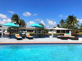 Waterfront Oasis with Pool, Sunset Views and Dock, отель в Форт-Лодердейле