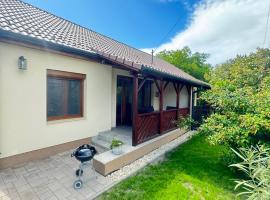 ArTeon Nyaral&oacute; Balatonfenyves, коттедж в городе Балатонфеньвеш