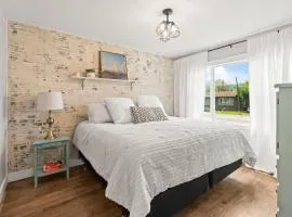 Stunning Heritage Home, Sleep 10, Hot Tub, Private Yard, Firepit,