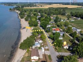 Fully-Equipped Boho Lakeside Cottage with Hot Tub，Cayuga的飯店