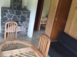 Rancho Ecológico El Mirador, hotel v mestu Cedro