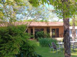 Le Moulin du Comte โรงแรมในBourrouillan
