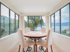 Waterfront Akaroa Retreat with Harbour Views & Balcony, hotel v destinaci Akaroa