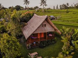 Cute Eco Cottage Near 7 Waterfalls, hotel in Singaraja