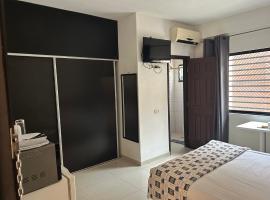 X5 Condominio - Diagonal a Fexpocruz، بيت ضيافة في سانتا كروز دي لا سيرا