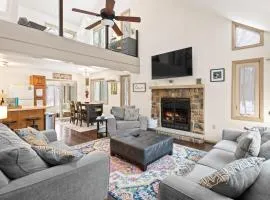 Vaulted Pines Lodge Hot Tub Game Room
