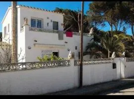 Cozy House in L'Escala with Garden