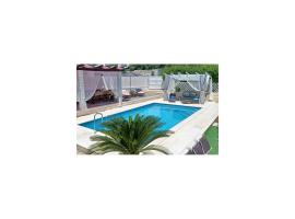 Awesome Home In Mravince, hotel en Mravince