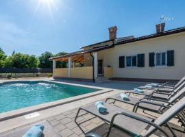 Villa Casa Berton, a charming pool villa close to the sea, hotel en Nedeščina