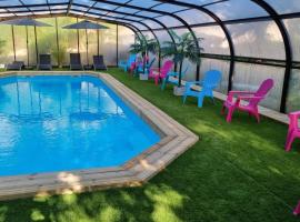 Les Chalets de SAUMUR, Piscine & Parc boisé, 100m du CadreNoir, khách sạn ở Saumur