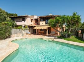 House Aurora, hotel a Simius