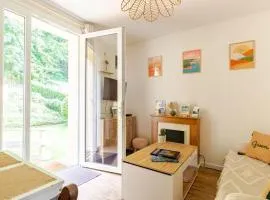 "Escapade Nature" 1 place de parking et jardin paysager by Art De Voyager