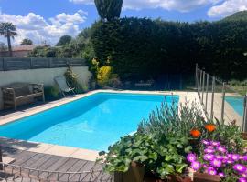 Belle villa familiale avec piscine, Hotel in Teyran