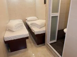 旺角地铁3分钟 经济型标双房 独立卫浴 免费WIFI 2人入住 Standard Twin Rm in Mong Kok for 2 Guests-3min to MTR and Private Bathroom