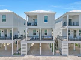 The Hangout House Relaxed 4BR Luxury, 3 King Suites, Walk to Beach, Pet Friendly, bungalow em Gulf Shores