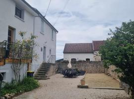 LE ROCAGERMANOIS - Jolie maison de village, hotel v destinaci Saint-Germain-le-Rocheux