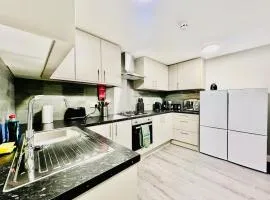 Quirky and spacious 5 Bedroom and 3 bathroom house Sleeps 7 with free Parking in Basildon