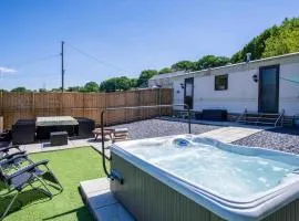 Hopkins Retreat - 3 Bedroom Caravan - Hot Tub