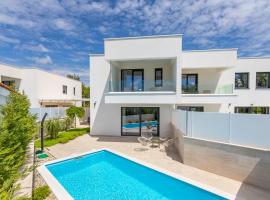 Villa Aurelia 3 with pool, hotel v destinaci Linardići