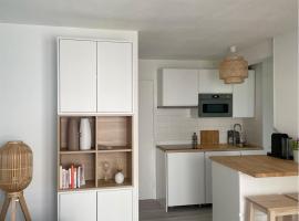 Appartement rénové avec piscine, plage 2mns à pied, hotel in Cap d'Agde