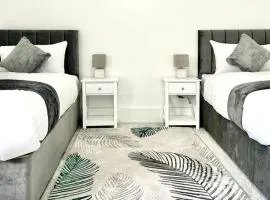 Strood Home-Sleeps 6-Great for Groups & Families