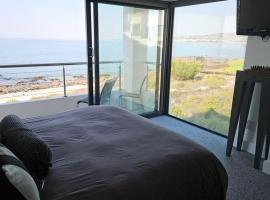 Guest Khaya, hotel v destinaci Stompneusbaai
