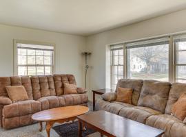 Family Home By Theme Park and Waterloo Arts District, cottage in Waterloo